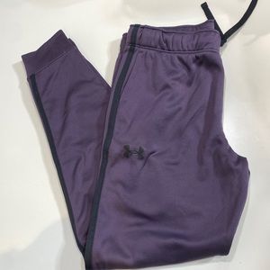 Girls under armpit sweatpants